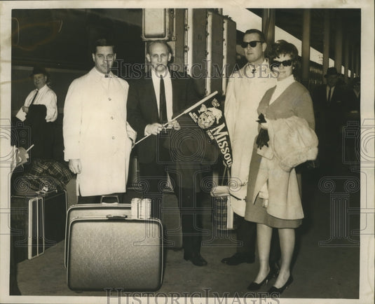 1965 Press Photo Sugar Bowl- Visitors with Missouri pennant. - noa05941- Historic Images