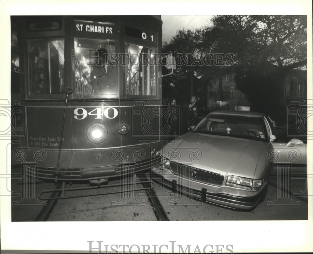 1996 Press Photo New Orleans Accidents- Driver backs trolley off a car. - Historic Images