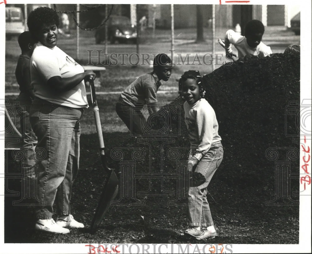 1987 New Orleans - Students Shovel Dirt from Ray Abrams Elementary - Historic Images