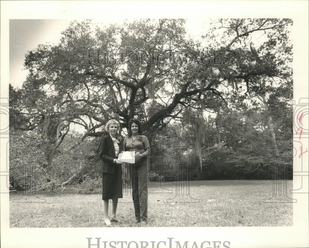 1988 Press Photo Margie Abel and Pat Riser in front of &quot;Poole&quot; Oak. - noa06029 - Historic Images