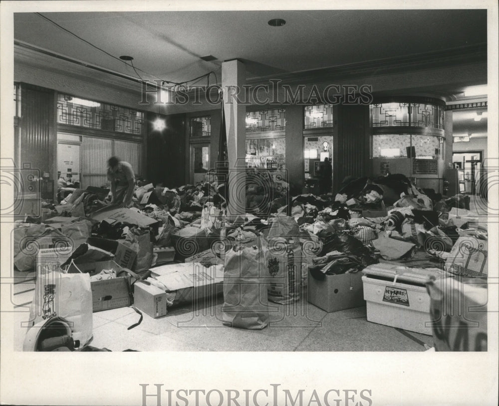 1969 Press Photo Hurricane Camille- Relief supplies from convoy. - noa06063 - Historic Images