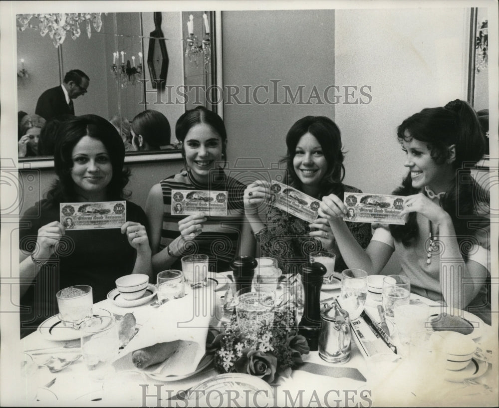 1971 Press Photo Sugar Bowl- Oklahoma and Auburn players wives luncheon. - Historic Images