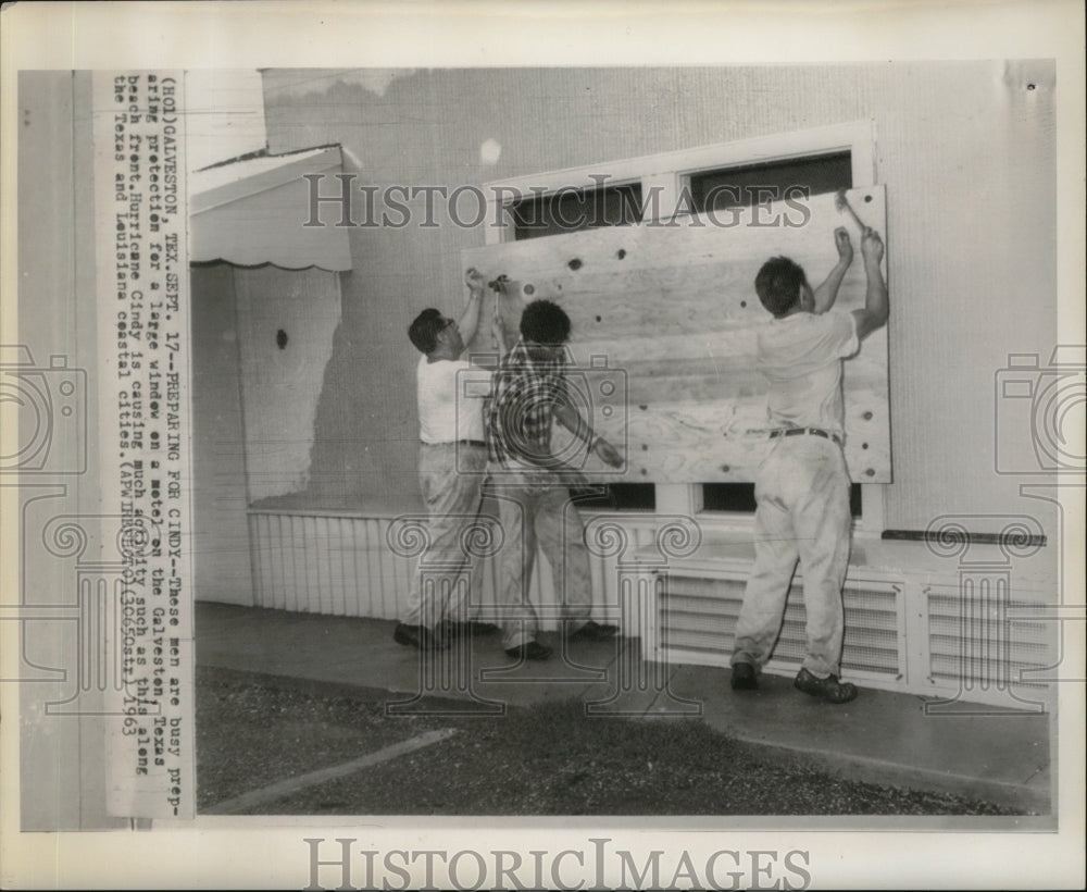 1963 Press Photo Hurricane Cindy- Preparing windows at Galveston Texas - Historic Images