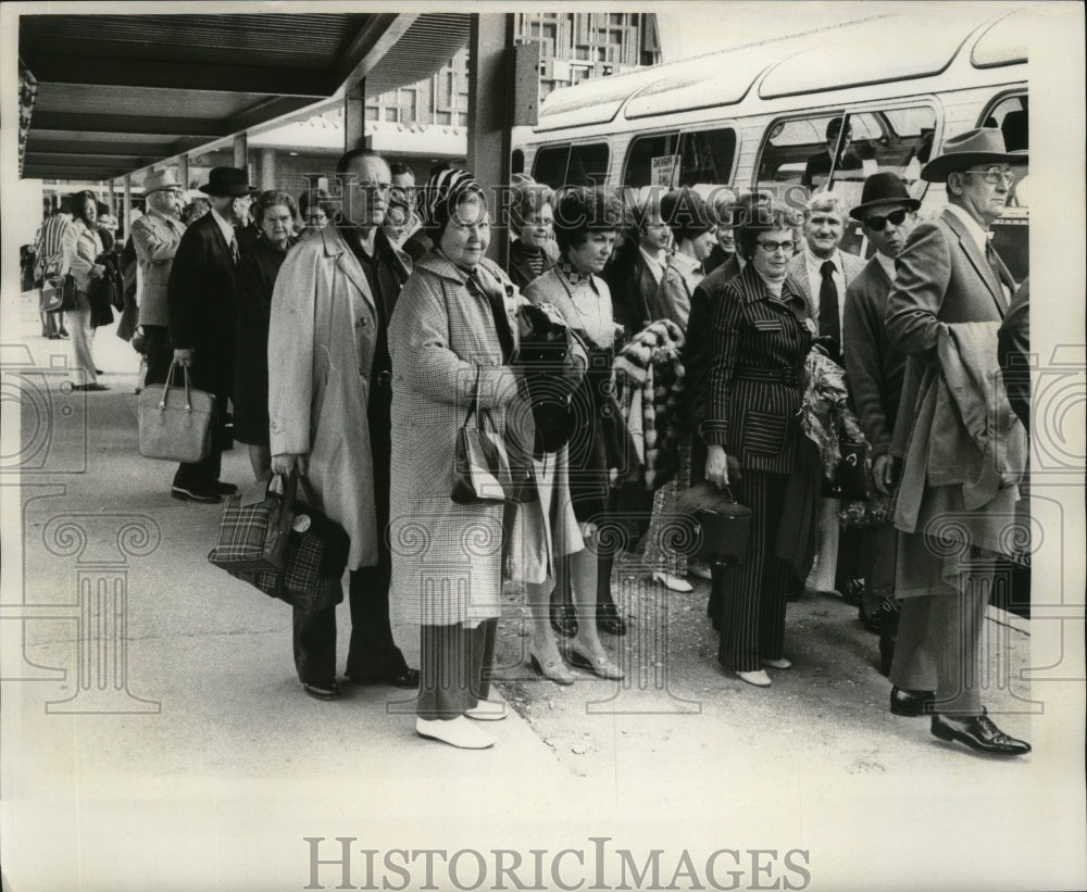 1973 Press Photo Sugar Bowl- &quot;Sooners&quot; arrive at International Airport for game. - Historic Images