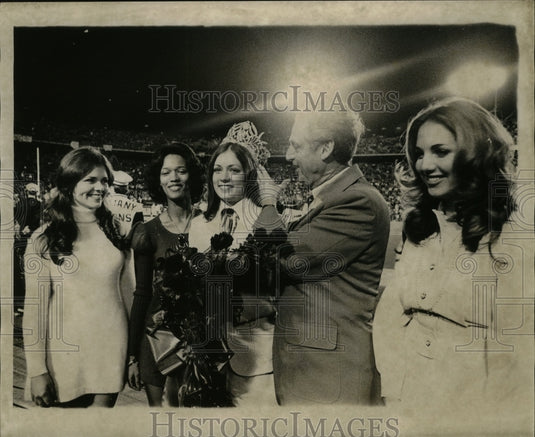 1973 Press Photo Sugar Bowl - Queen with Group of Girls - noa06138 - Historic Images