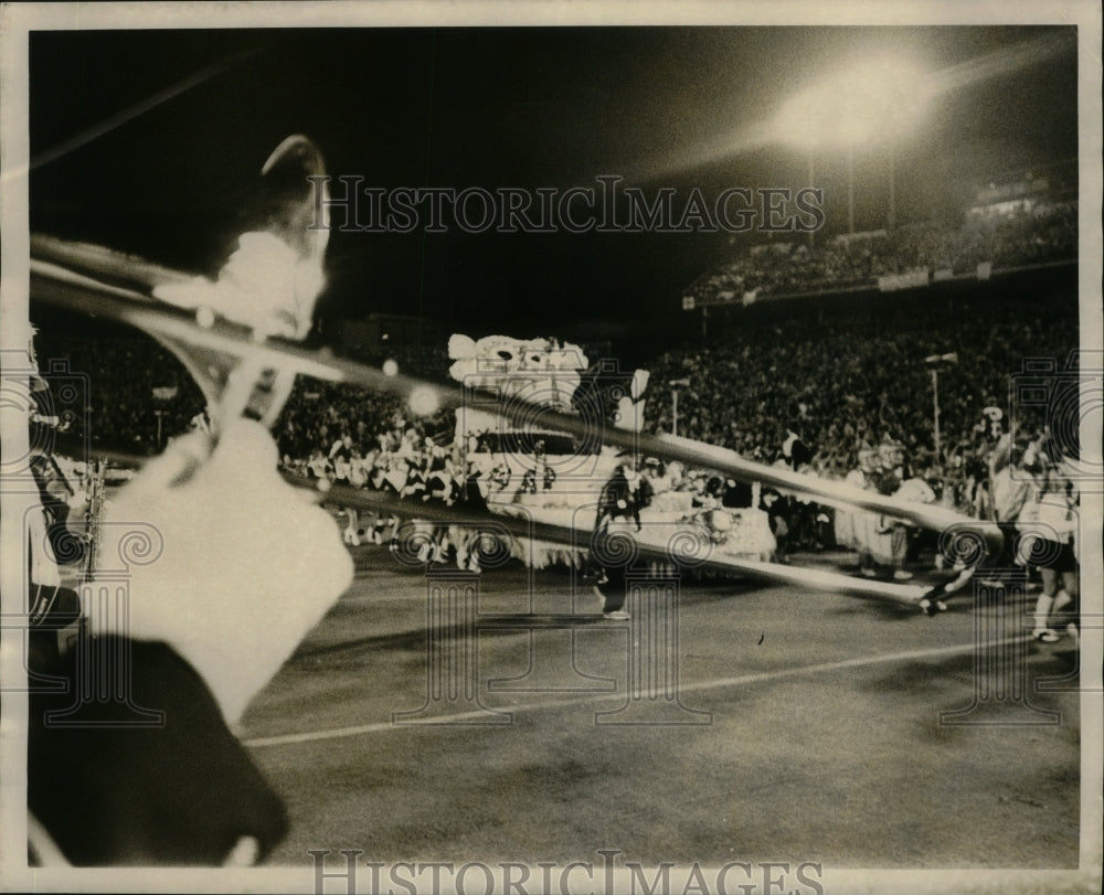 1973 Press Photo Sugar Bowl - Trombone Player Overlooking Parade Float on Field - Historic Images