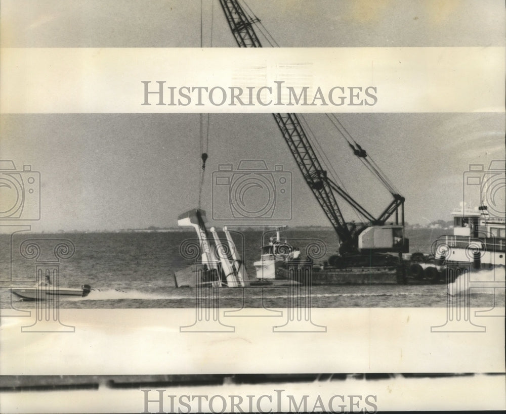 1977 Press Photo Wrecked airplane being pulled from Lake Pontchartrain - Historic Images