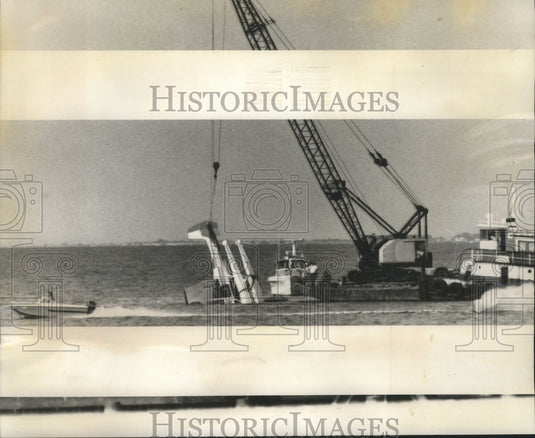 1977 Press Photo Wrecked airplane being pulled from Lake Pontchartrain - Historic Images