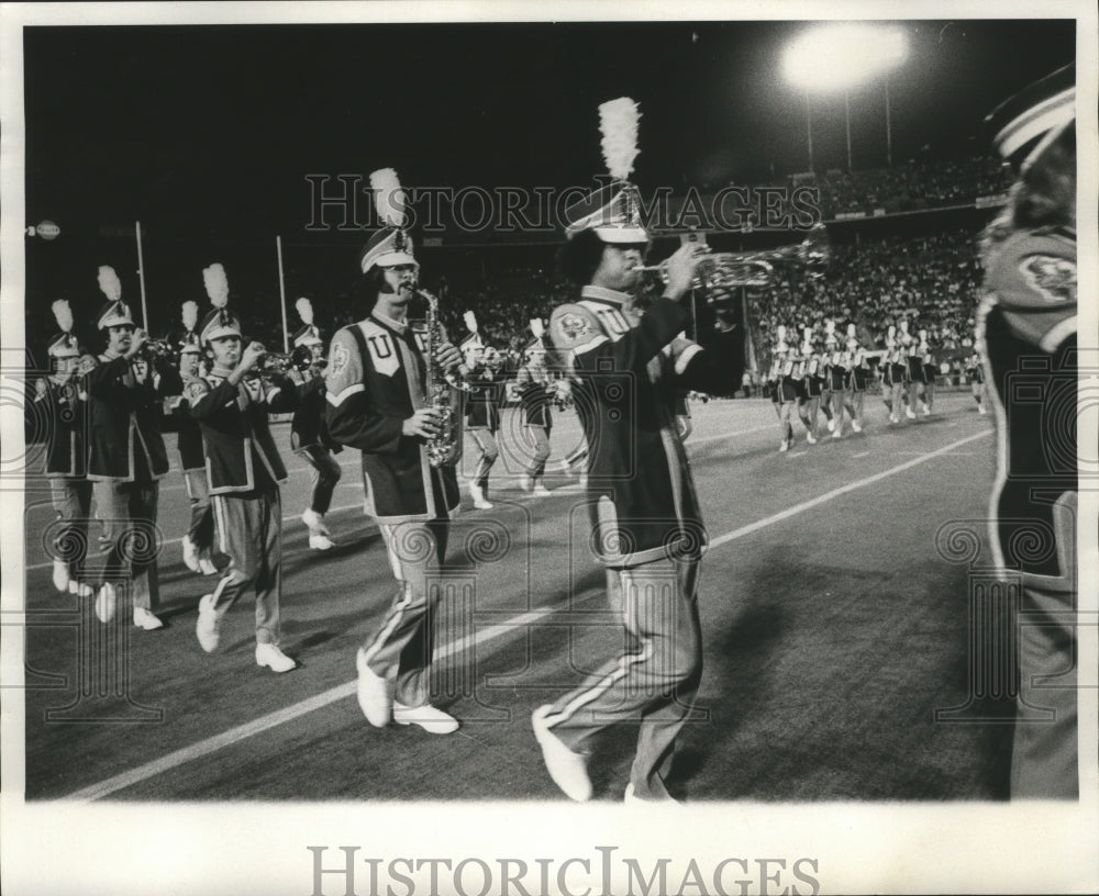 1975 Press Photo Sugar Bowl - Marching Band Members Perform at Halftime on Field - Historic Images