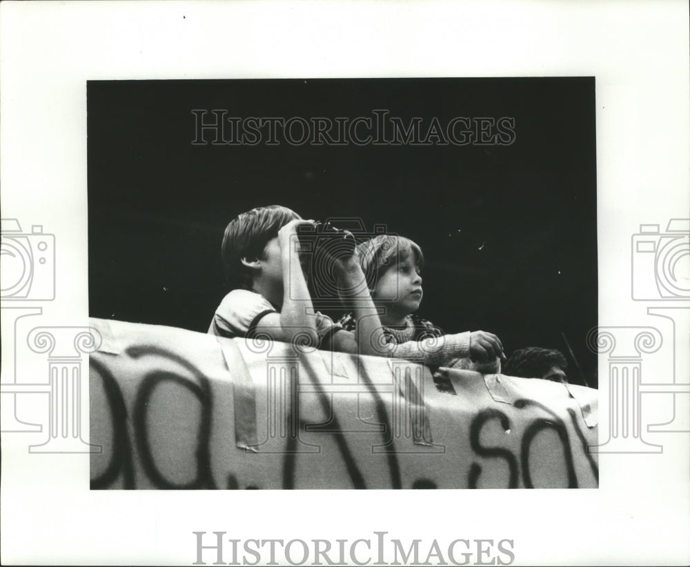 1978 Press Photo Sugar Bowl- Getting a closer look. - noa06227 - Historic Images