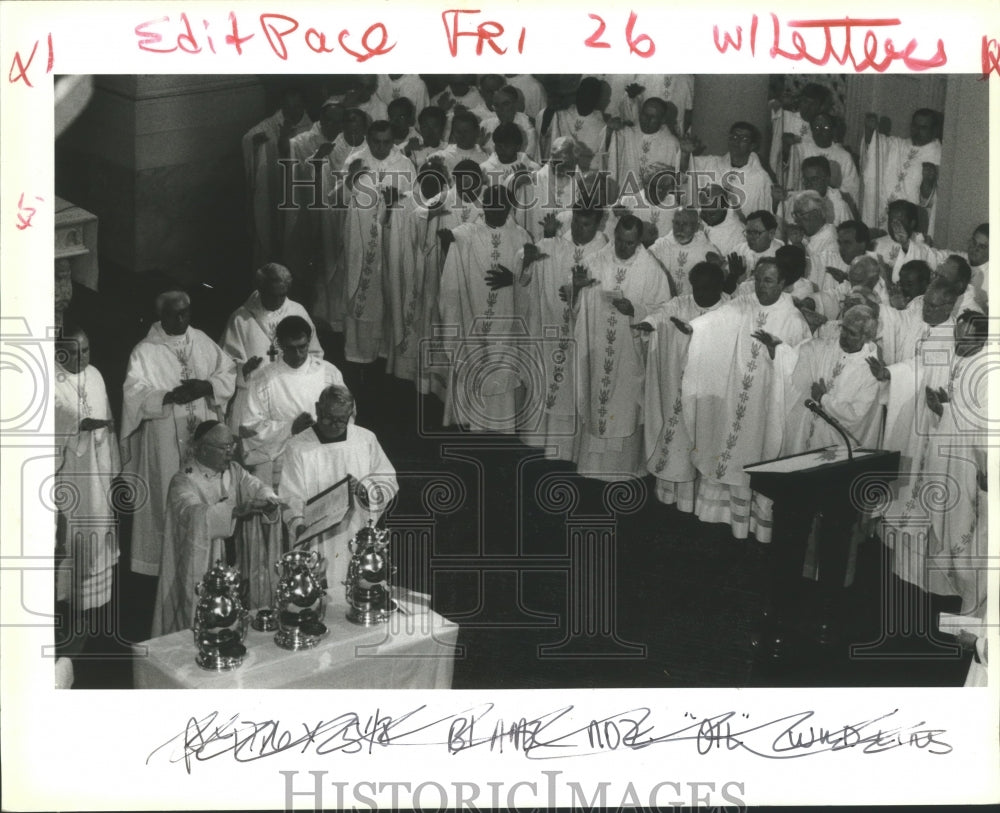 1984 Priests from around Archdiocese gather at St. Louis Cathedral. - Historic Images