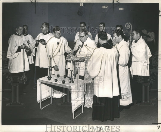 1964 Press Photo Archbishop John P. Cody officiates at consecration ceremonies. - Historic Images