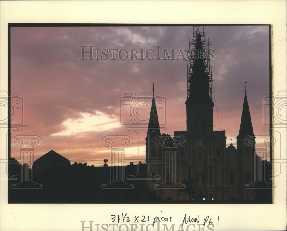 1989 Press Photo St. Louis Cathedral in Jackson Square at 8:17 pm. - Historic Images