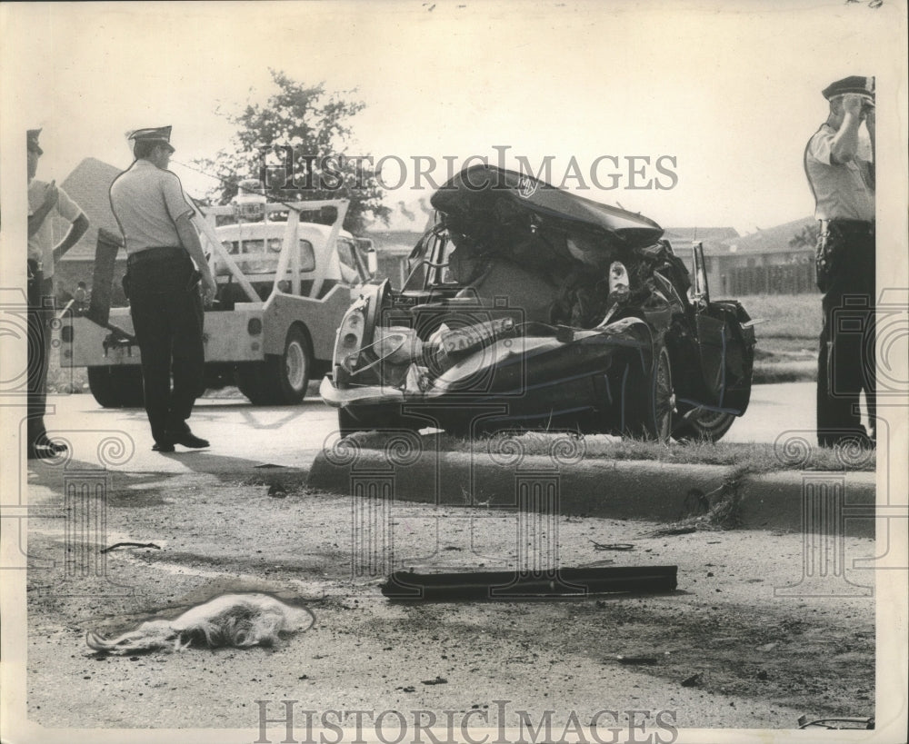 1968 Accidents-Police Officers investigate scene of accident. - Historic Images