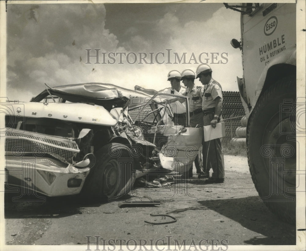 1968 Press Photo Accidents- Auto smashed,  head on collision with gasoline truck - Historic Images
