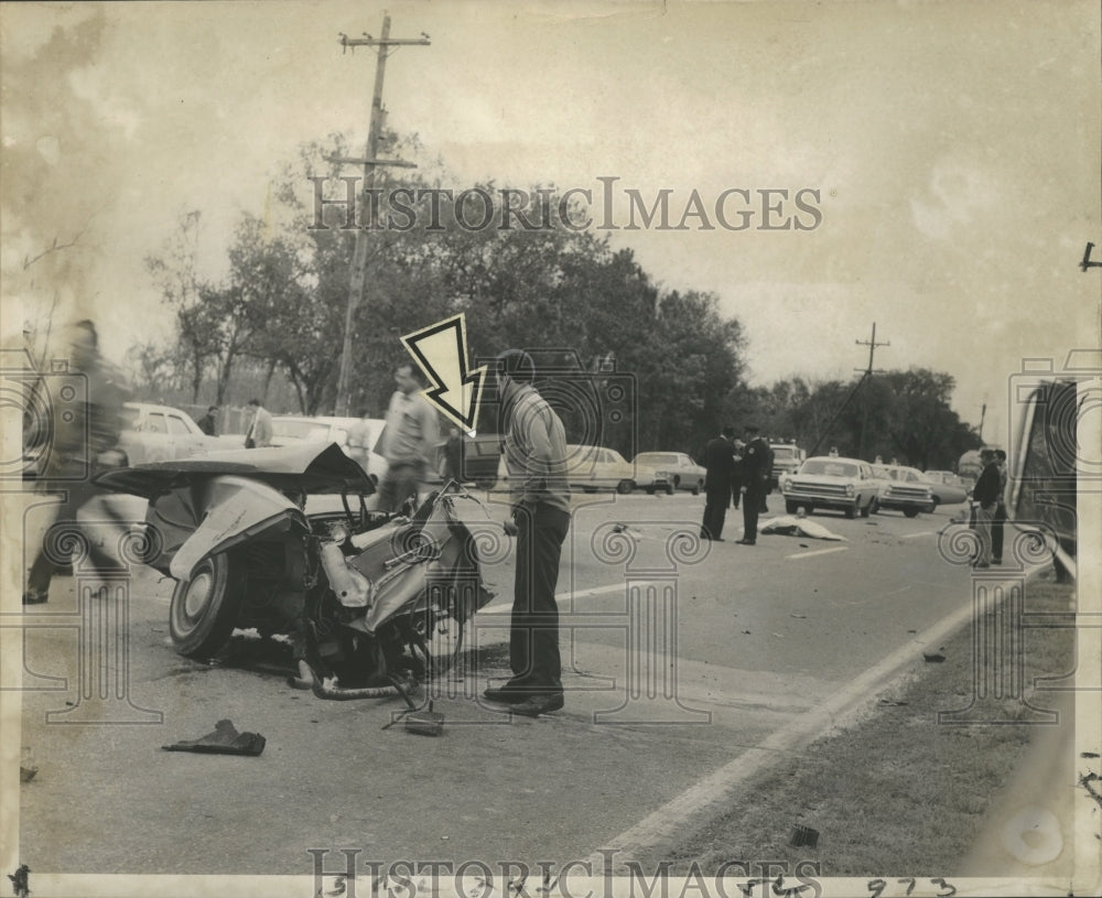 1968 Accidents- Motor foreground, station wagon separated. - Historic Images