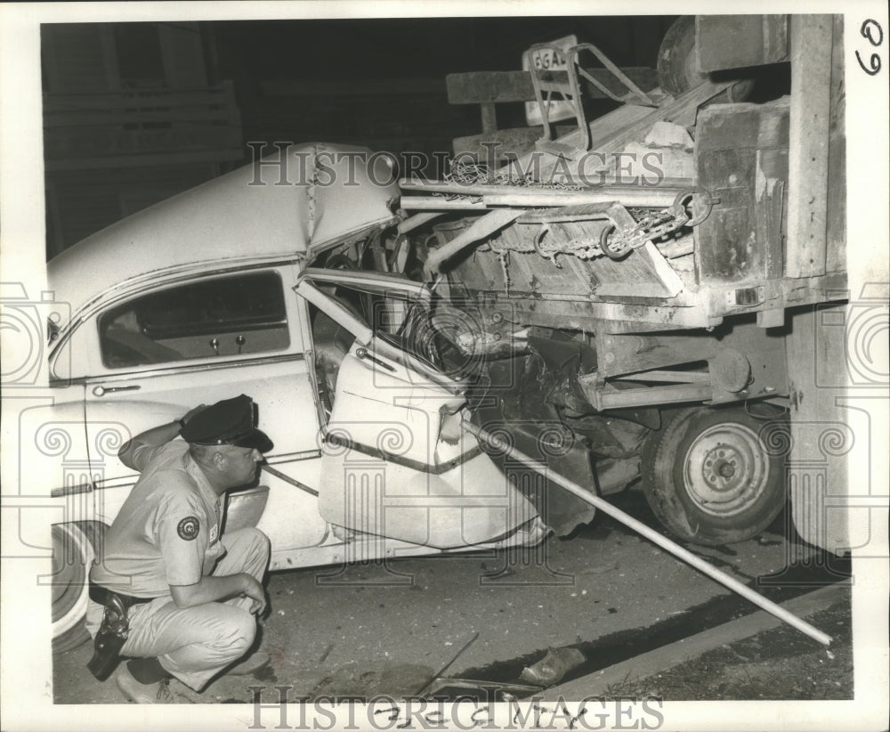 1968 Press Photo Accidents- Ptn. Ray O'Shaghnessy  inspects wreckage. - Historic Images