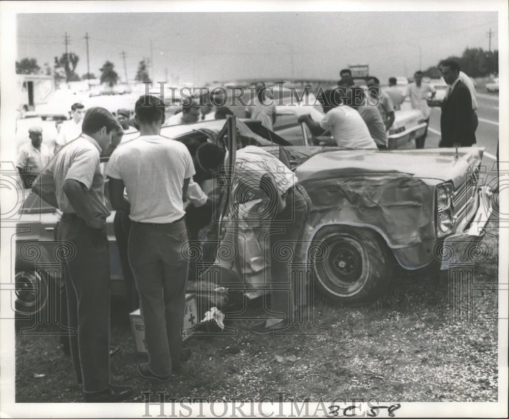 1968 Accidents- Prying two women victims from remains of car.-Historic Images