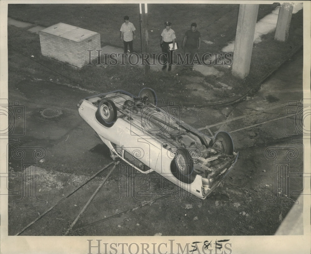1968 Accidents- Off duty New Orleans Police officer survived crash. - Historic Images