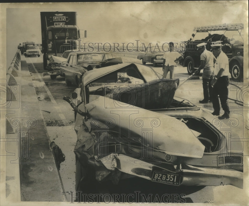 1966 Press Photo Firemen and police at 5-vehicle accident on Interstate Hwy 10 - Historic Images