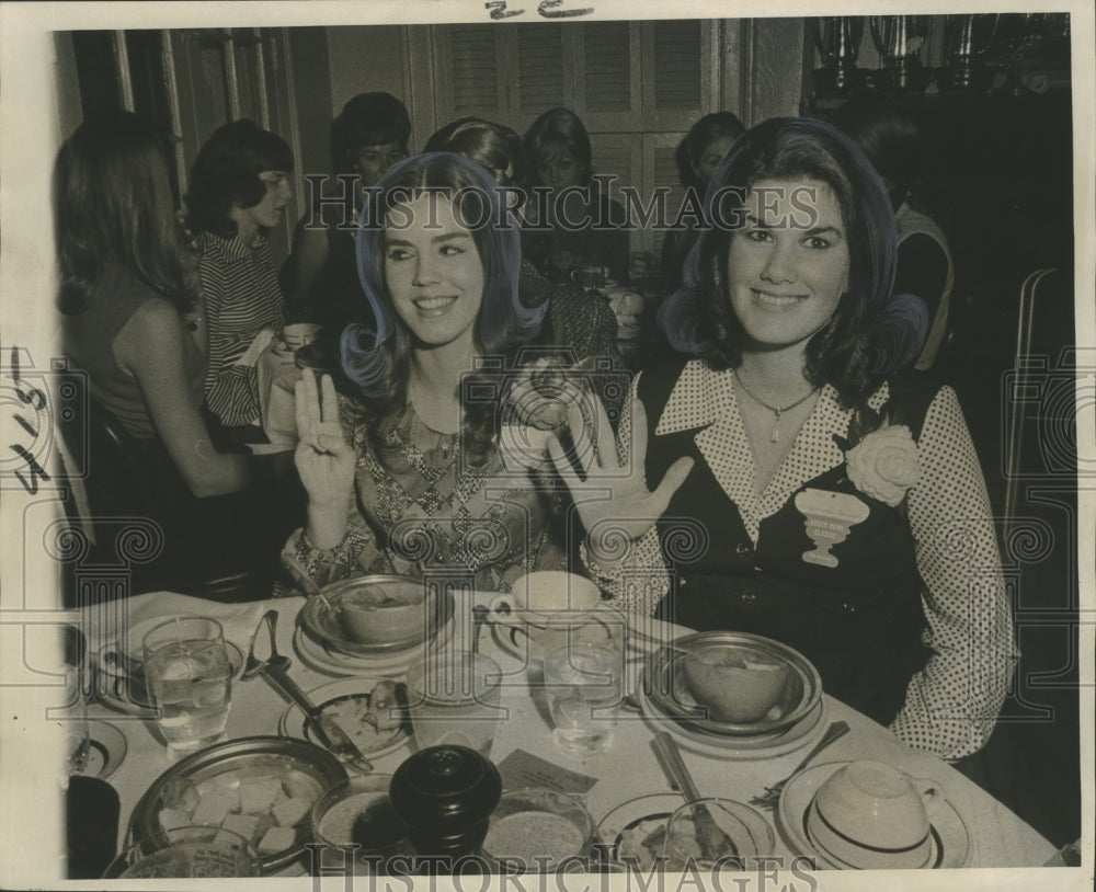 1971 Press Photo Sugar Bowl- Mrs. Scottie Elam and Mrs Terry Beasley. - Historic Images