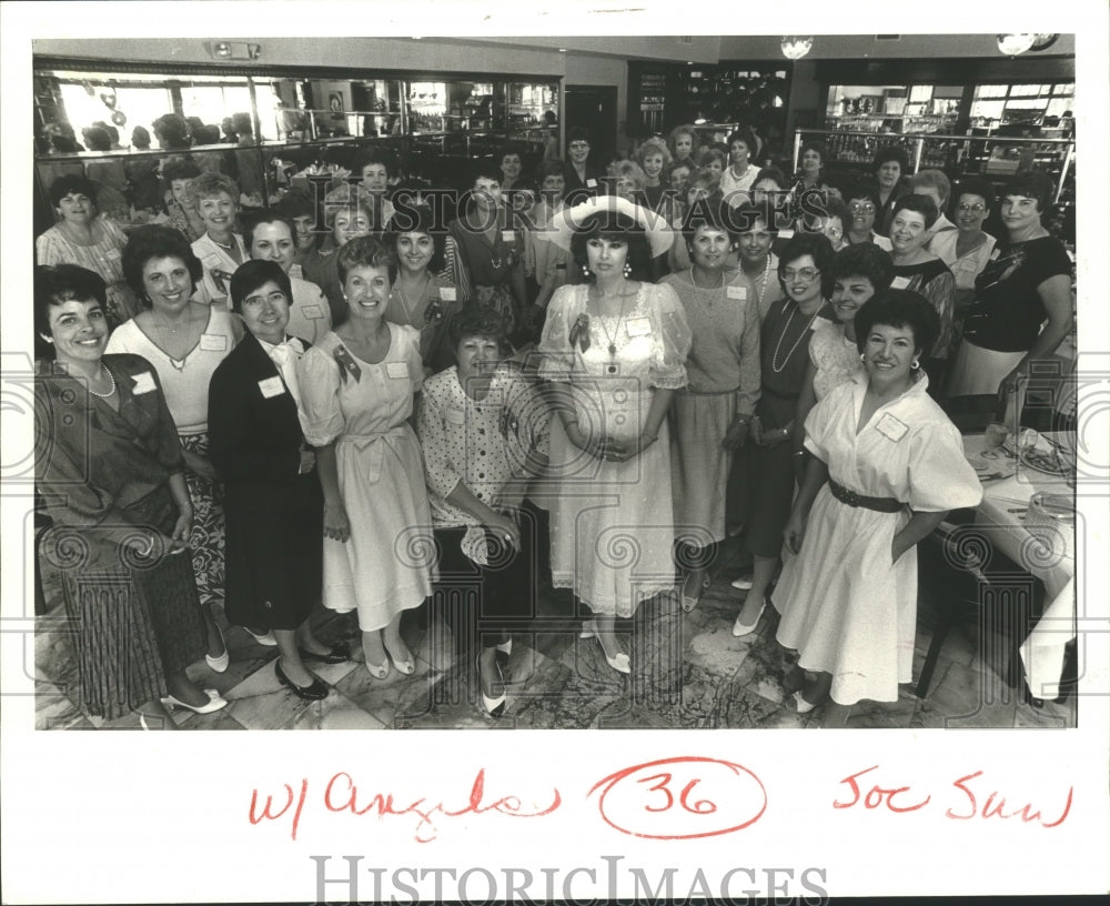 1986 Press Photo Academy of Holy Angels class of 61 at 25th reunion. - Historic Images