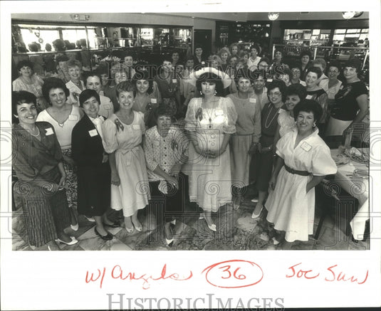 1986 Press Photo Academy of Holy Angels class of 61 at 25th reunion. - Historic Images