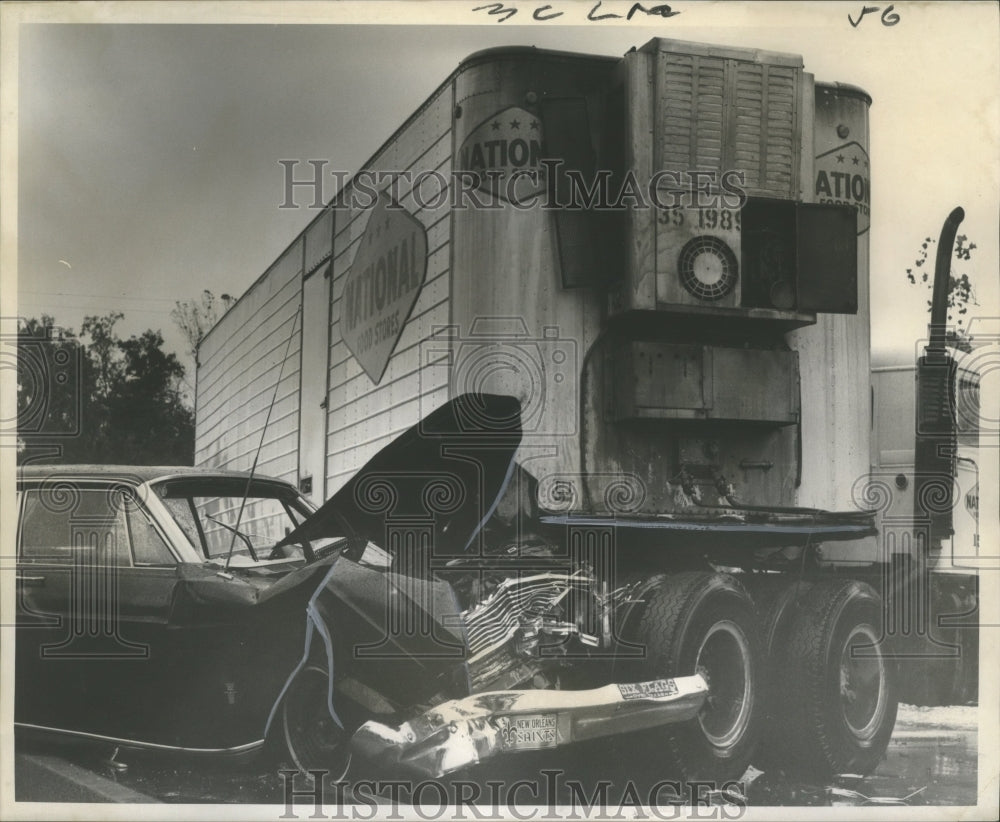 1967 Car crash on Airline highway in St. Charles Parish - Historic Images