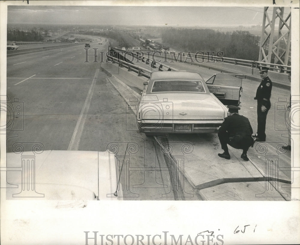 1967 Press Photo Car crash scene on Interstate 10 at Downman Road exit - Historic Images