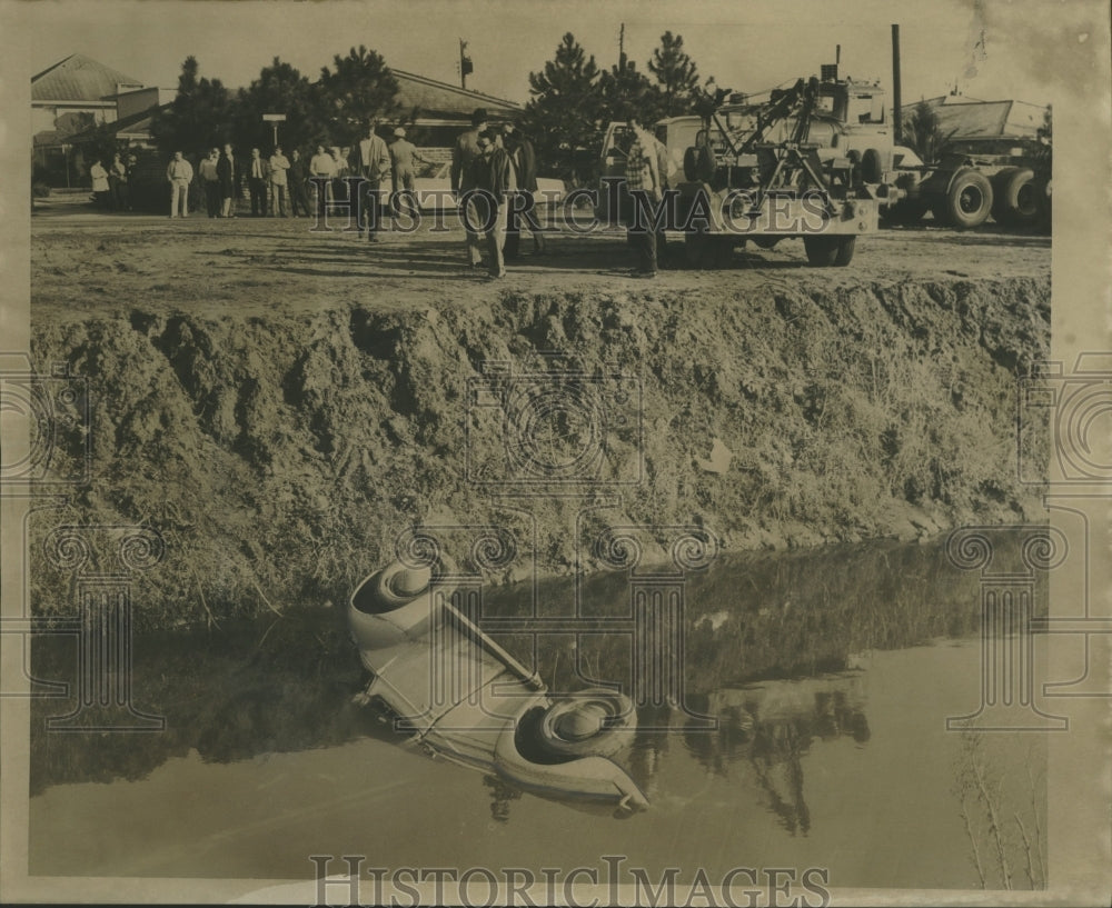 1966 Press Photo Accidents- Border Patrolman&#39;s death car recovered from canal. - Historic Images