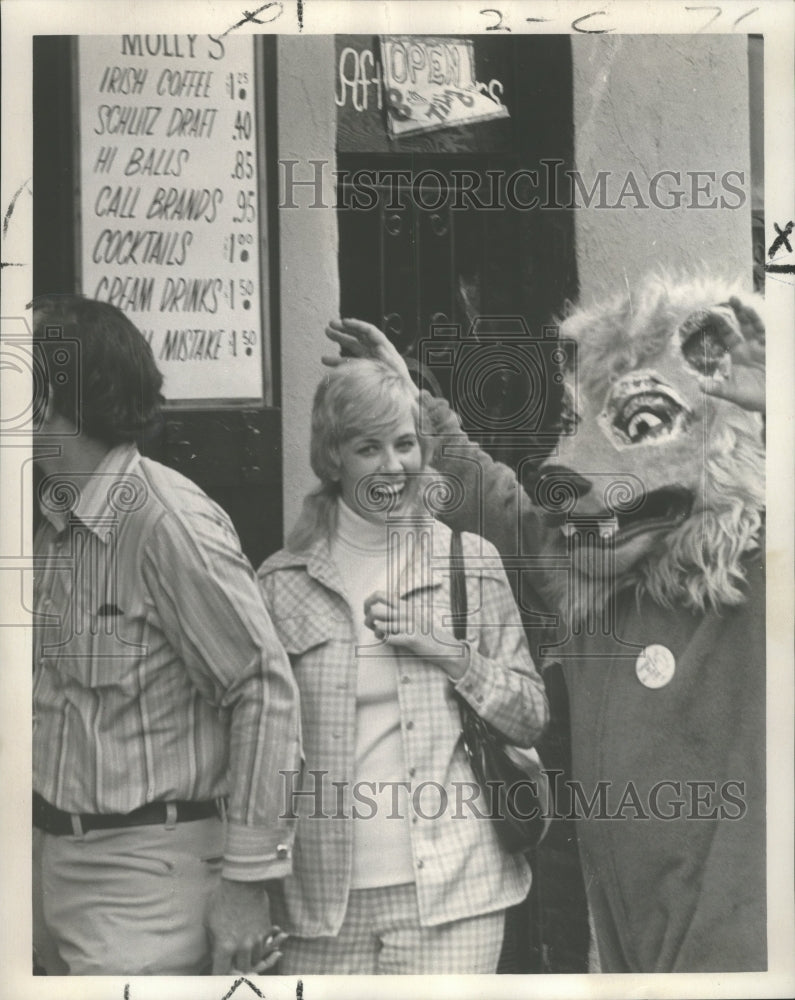 1972 Press Photo Sugar Bowl- Lion-man tries to frighten a young visitor. - Historic Images