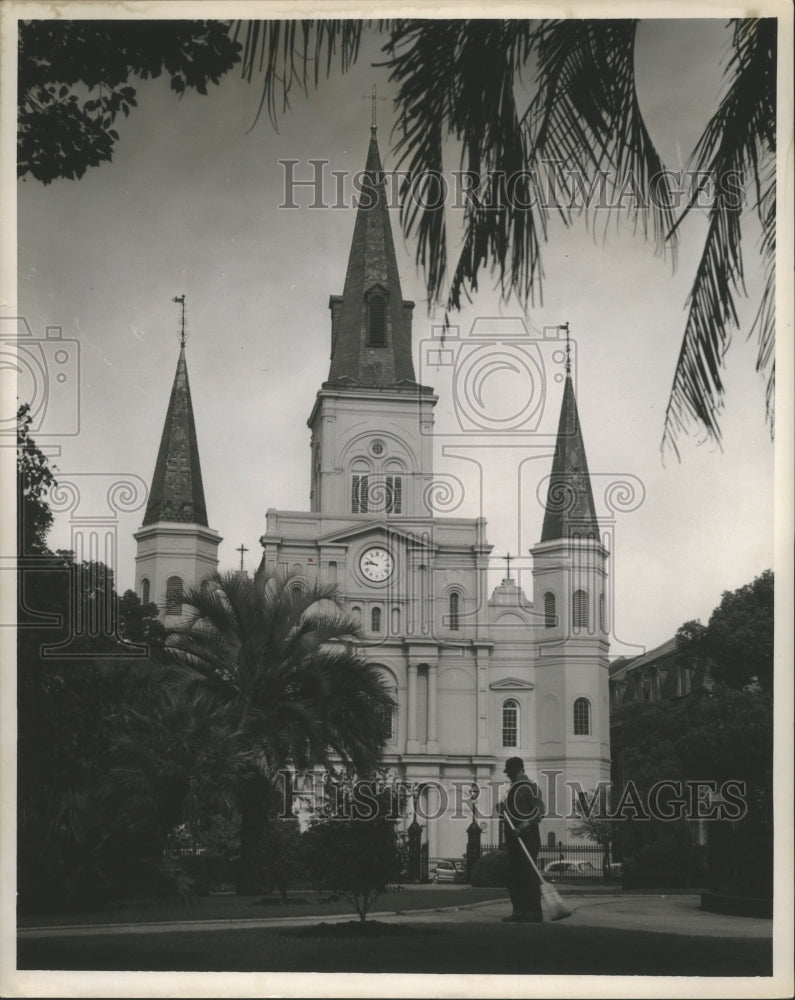 1959 Press Photo Churches - Man Sweeping Outside St. Louis Cathedral New Orleans - Historic Images