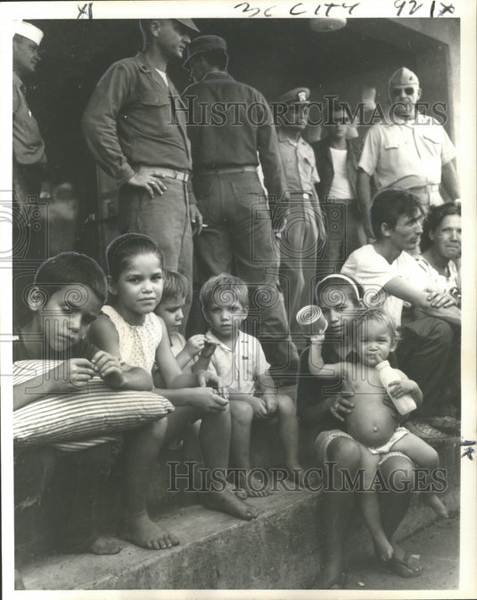 1965 Press Photo Hurricane Betsy Refugees in Alvin Callendar Field, Louisiana - Historic Images