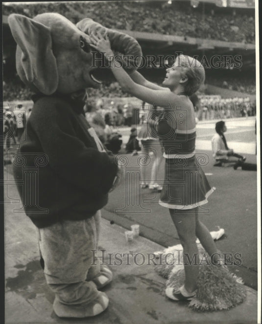 1980 Press Photo Sugar Bowl Halftime Elephant Mascot Getting Ready- Historic Images