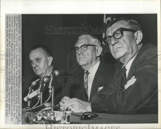 1965 Press Photo United Steelworkers President I.W. Abel at news conference. - Historic Images