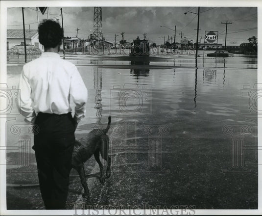 1969 Press Photo Hurricane Camille - A.W. Smith in Flooded New Orleans Street - Historic Images