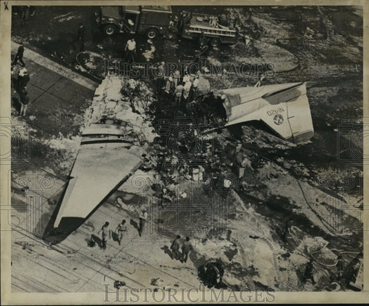 1969 Press Photo Airplane Accidents- DC-3 wreckage on edge of runway. - Historic Images