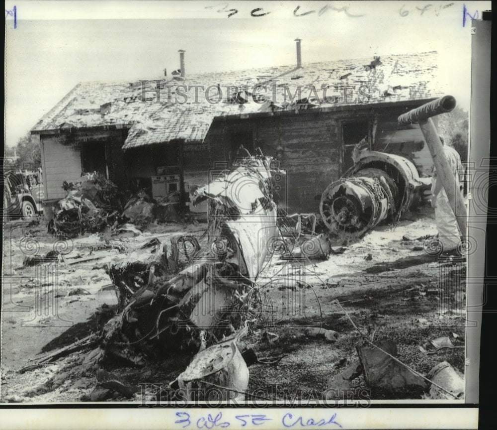 1969 Press Photo Airplane Accidents- Jet airplane crash makes wreckage of homes. - Historic Images