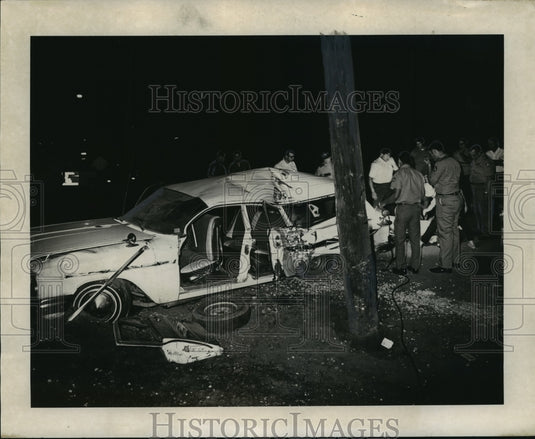 1970 Press Photo Car crash off of River Road near Harahan - Historic Images