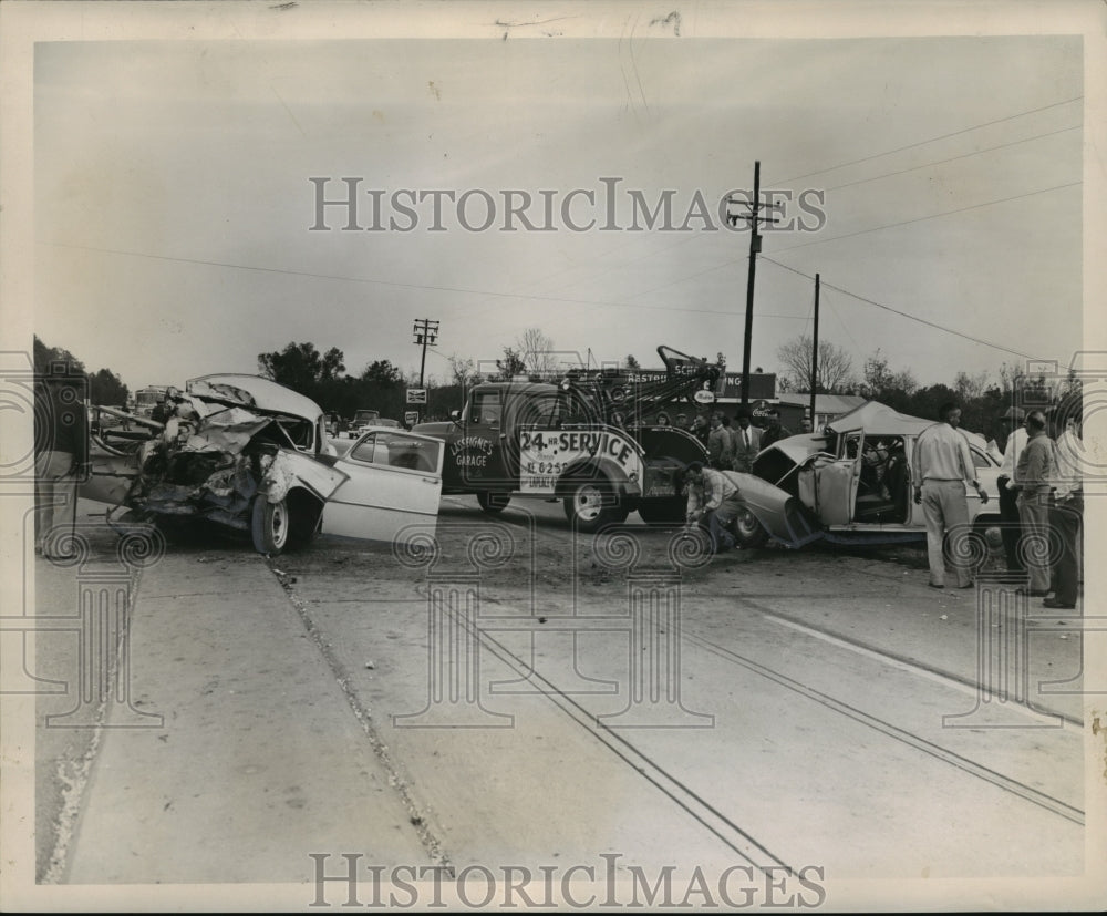 1960 Press Photo Tow truck taking away car crashthat killed 6, Air-Line Highway-Historic Images