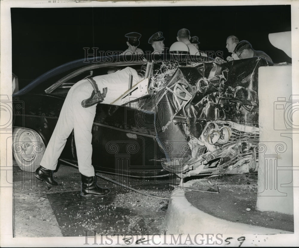 1966 Press Photo Accidents-Bridge Policeman inspecting traffic accident. - Historic Images