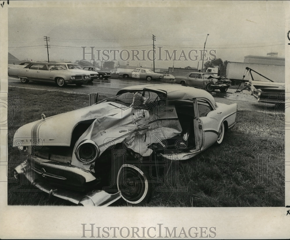 1969 Press Photo Accidents- Two escape death in auto collision - Historic Images