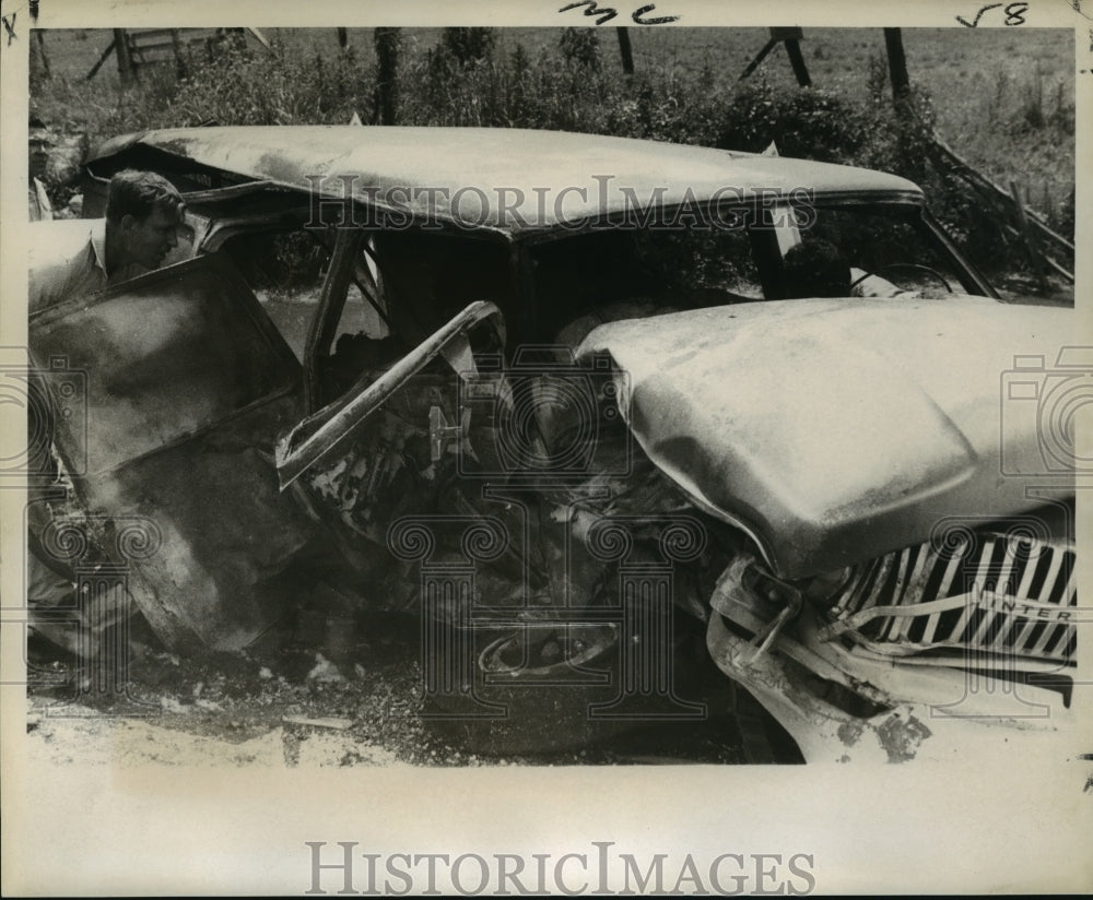 1969 Press Photo Auto Accident-Panel truck car crash near Boutte - Historic Images