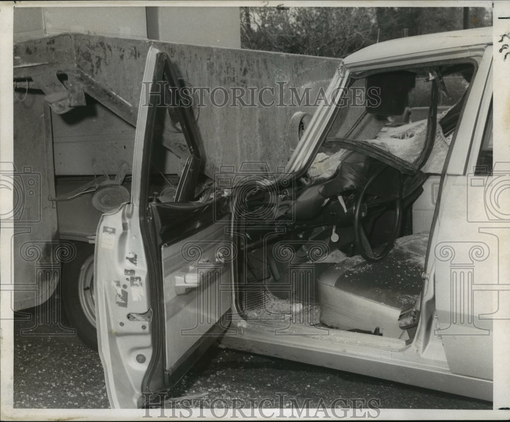 1969 Car crash on Pontchartrain Expressway at Oakland Drive - Historic Images