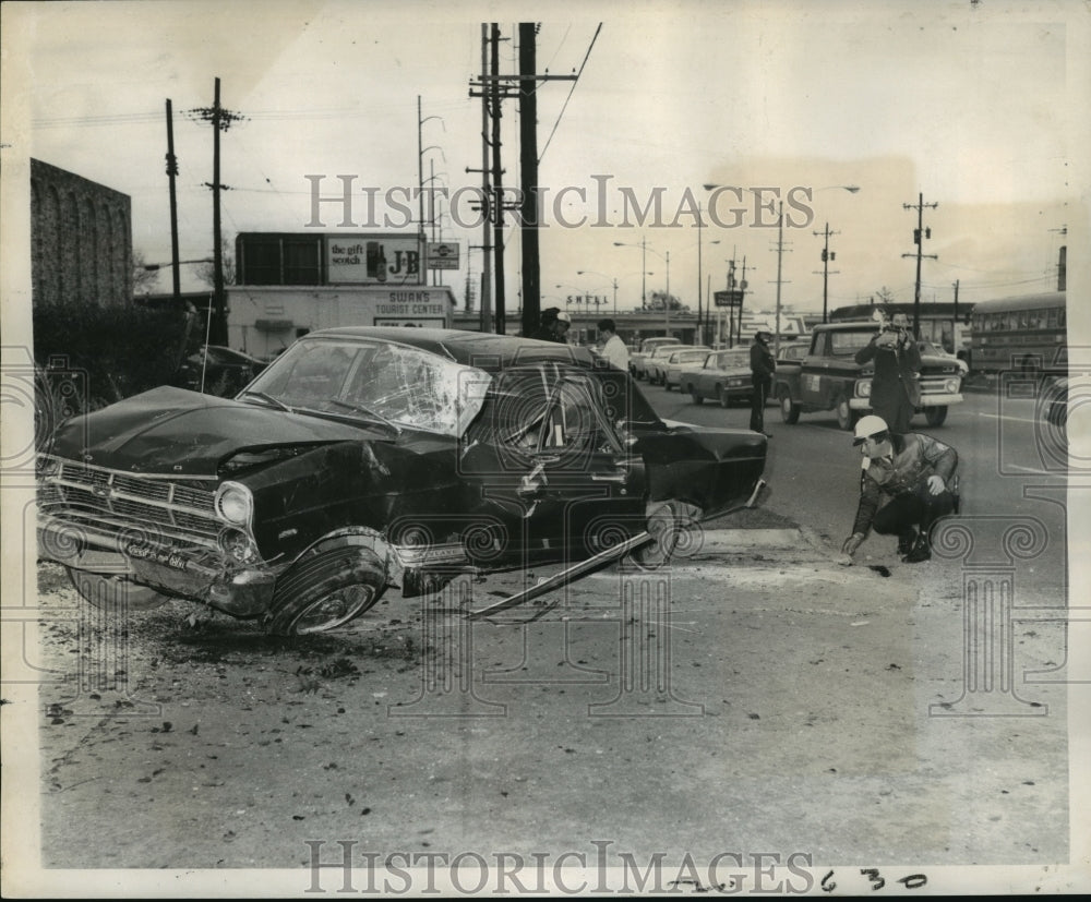 1969 Police Sergeant P.G. Arddoin checking out Chef Menteur crash - Historic Images