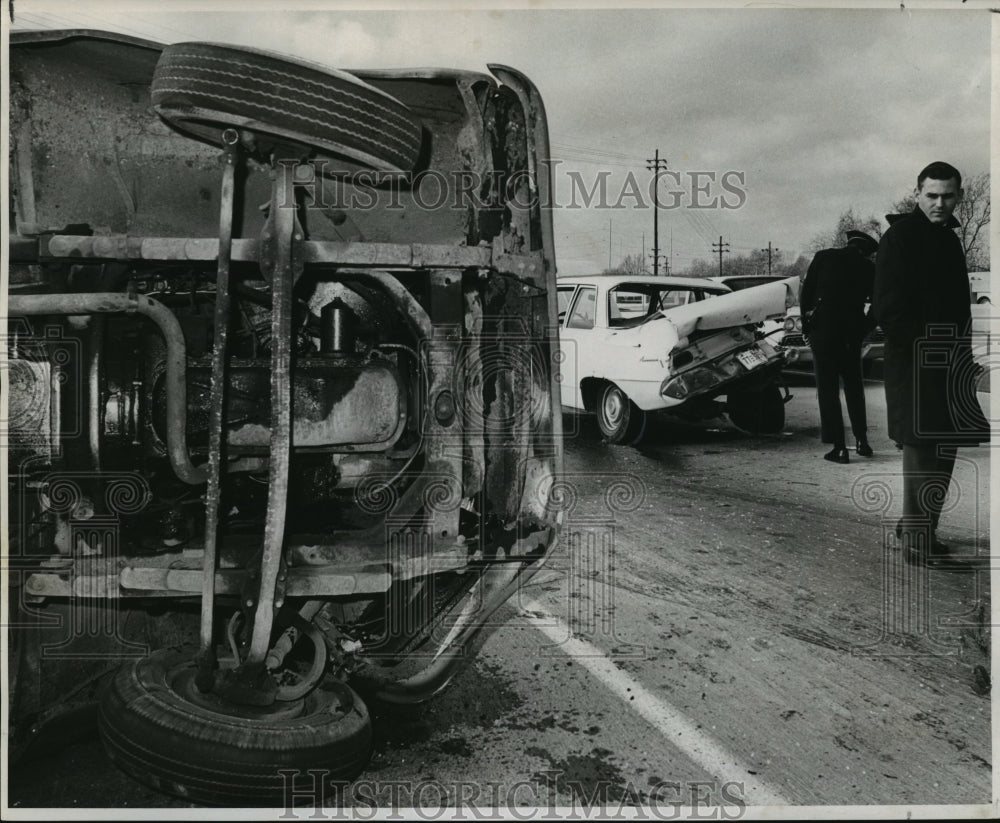 1969 Press Photo Truck overturned in crash on Interstate 10 near Franklin Ave - Historic Images