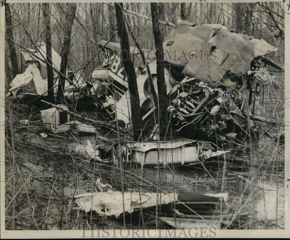 1964 Press Photo Wreckaged of Lakefront Airport plane crash - noa07492-Historic Images