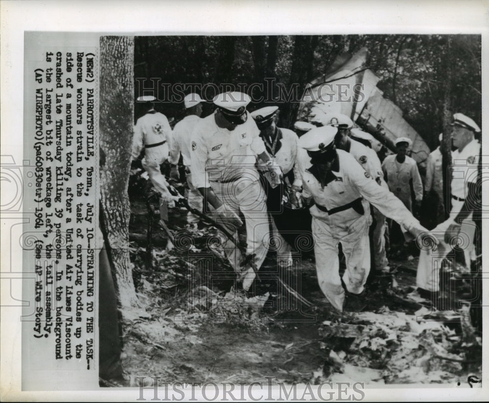 1964 Rescue workers at site of United Air Lines Viscount crash - Historic Images