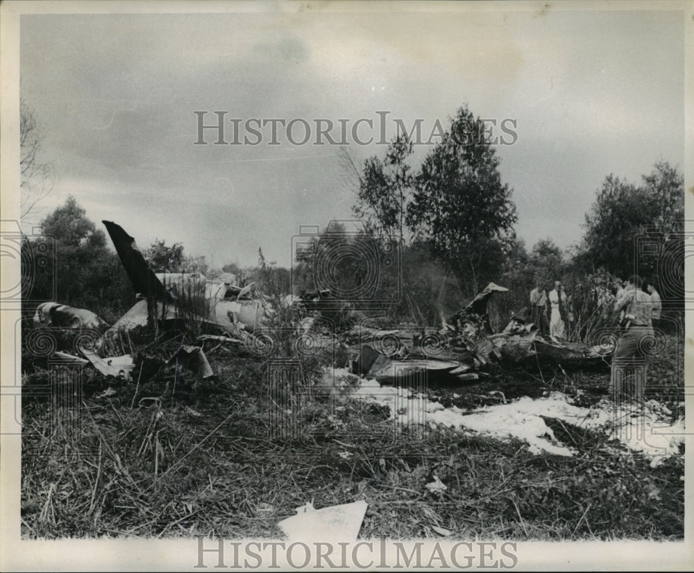 1962 Airplane Accidents- Scene of wreckage of plane crash. - Historic Images