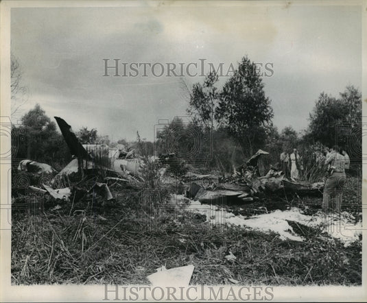 1962 Airplane Accidents- Scene of wreckage of plane crash. - Historic Images